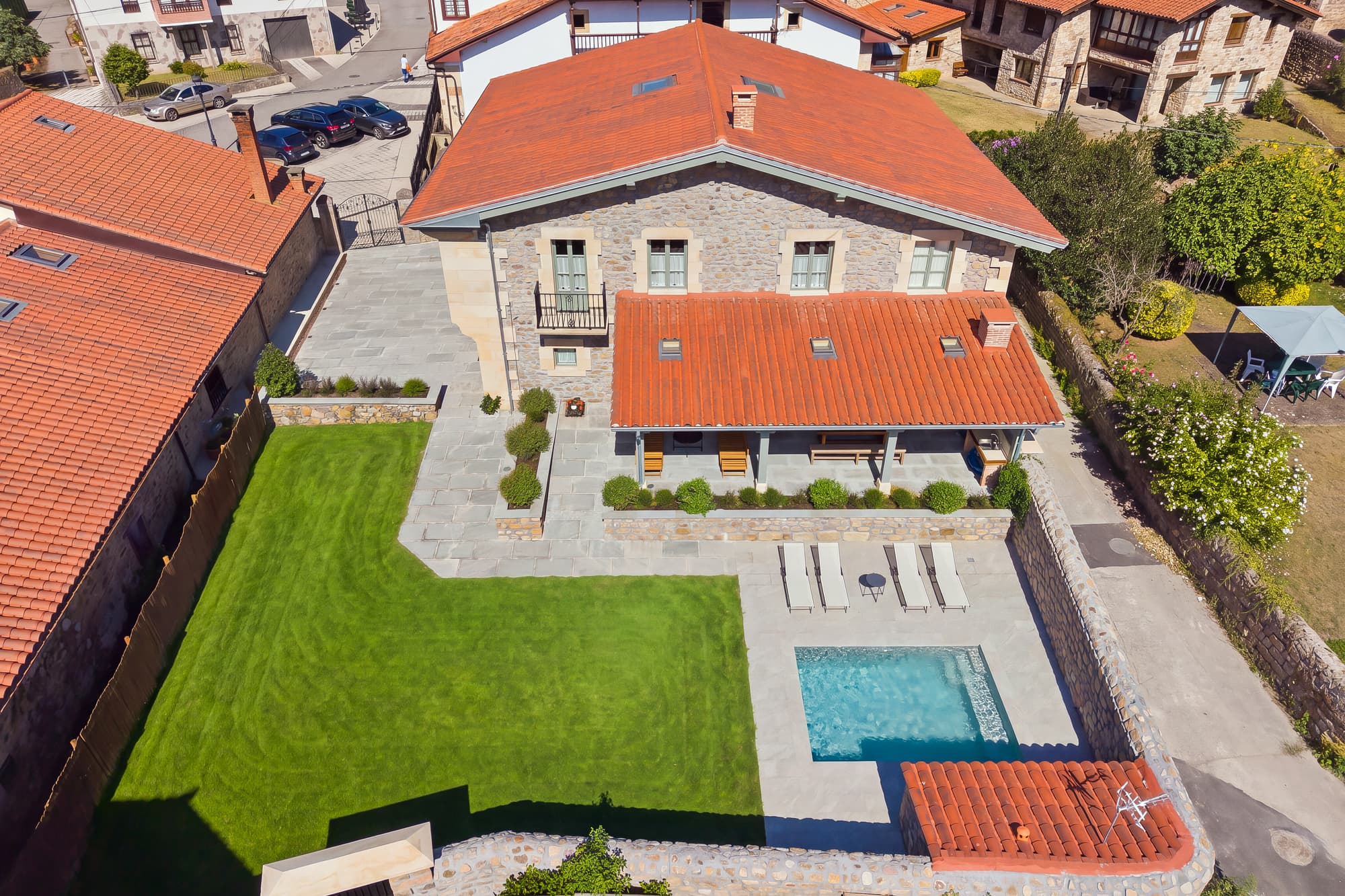 Casa Adelaida vista desde el aire, con el jardín y la piscina