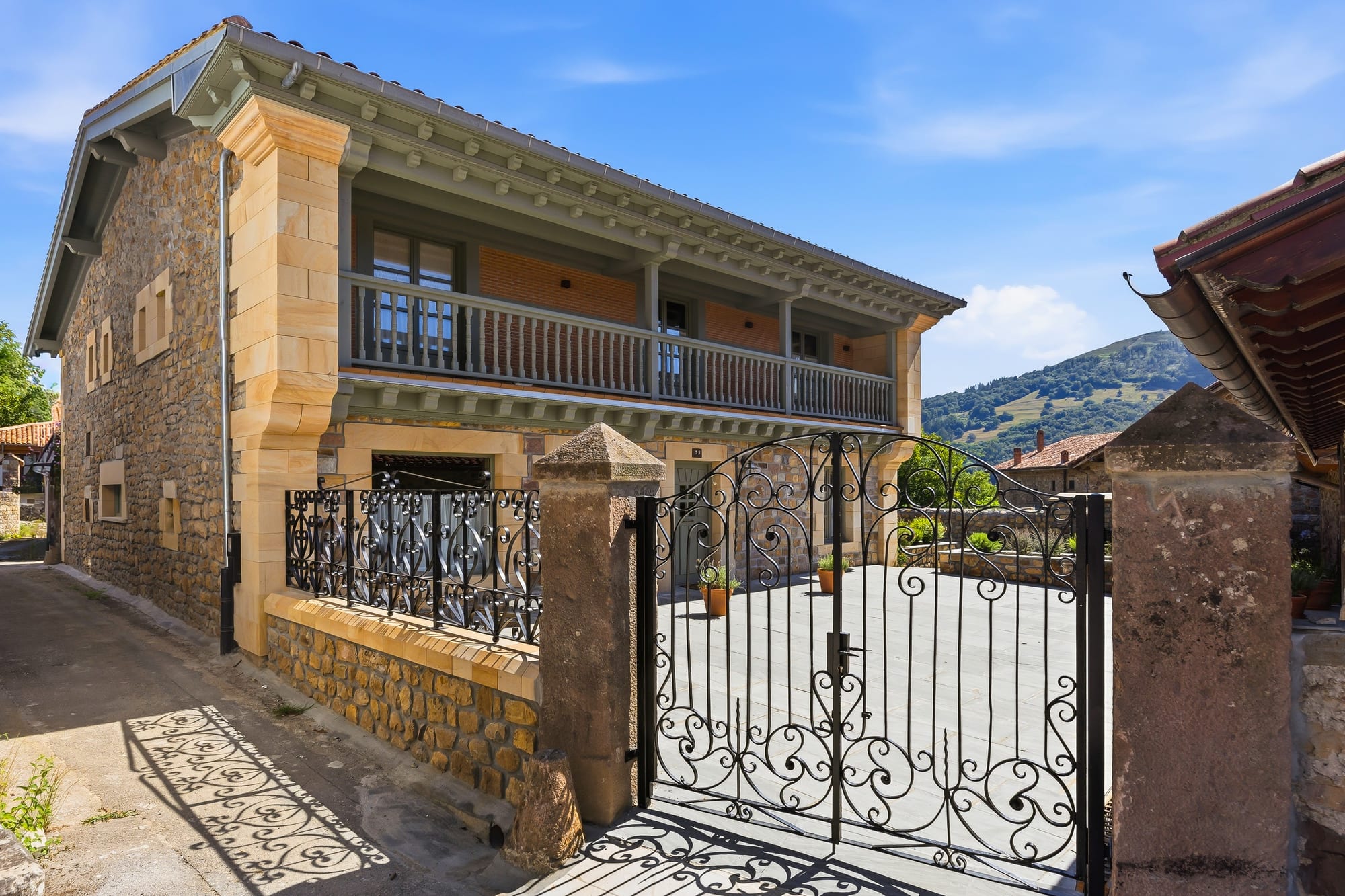 Entrada a Casa Adelaida con la verja de forja
